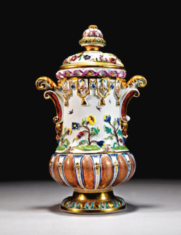 Lost-Art-ID 527126: Die bauchige Vase hat zwei Henkel und ist mit Blumen und Mustern in verschiedenen Farben und mit Gold verziert.